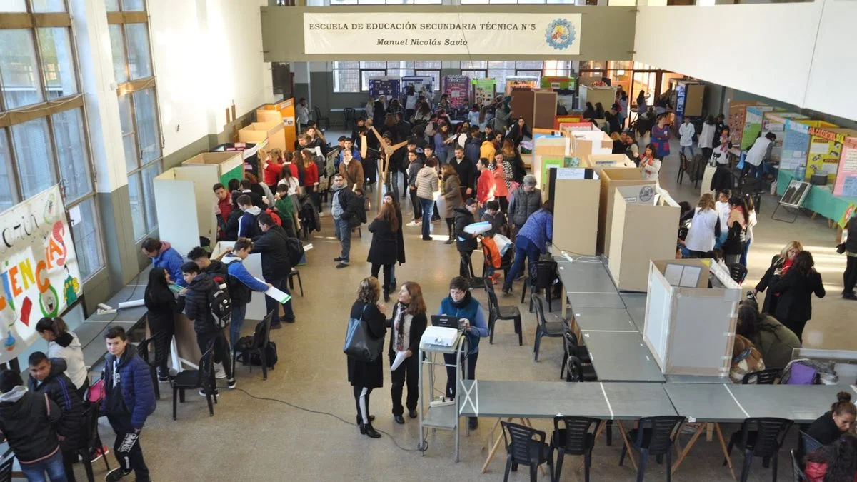 Estudiantes de una escuela técnica de La Plata crearon una casa sustentable ante inundaciones