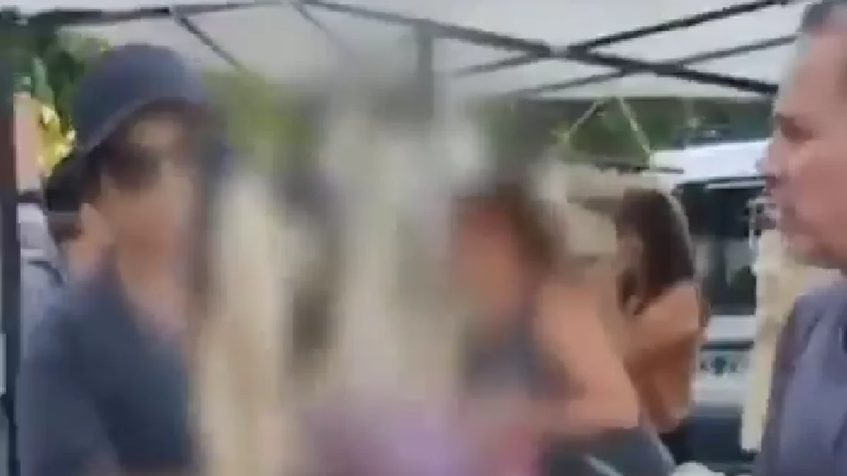 Escracharon a una mechera en el playón del Estadio UNO