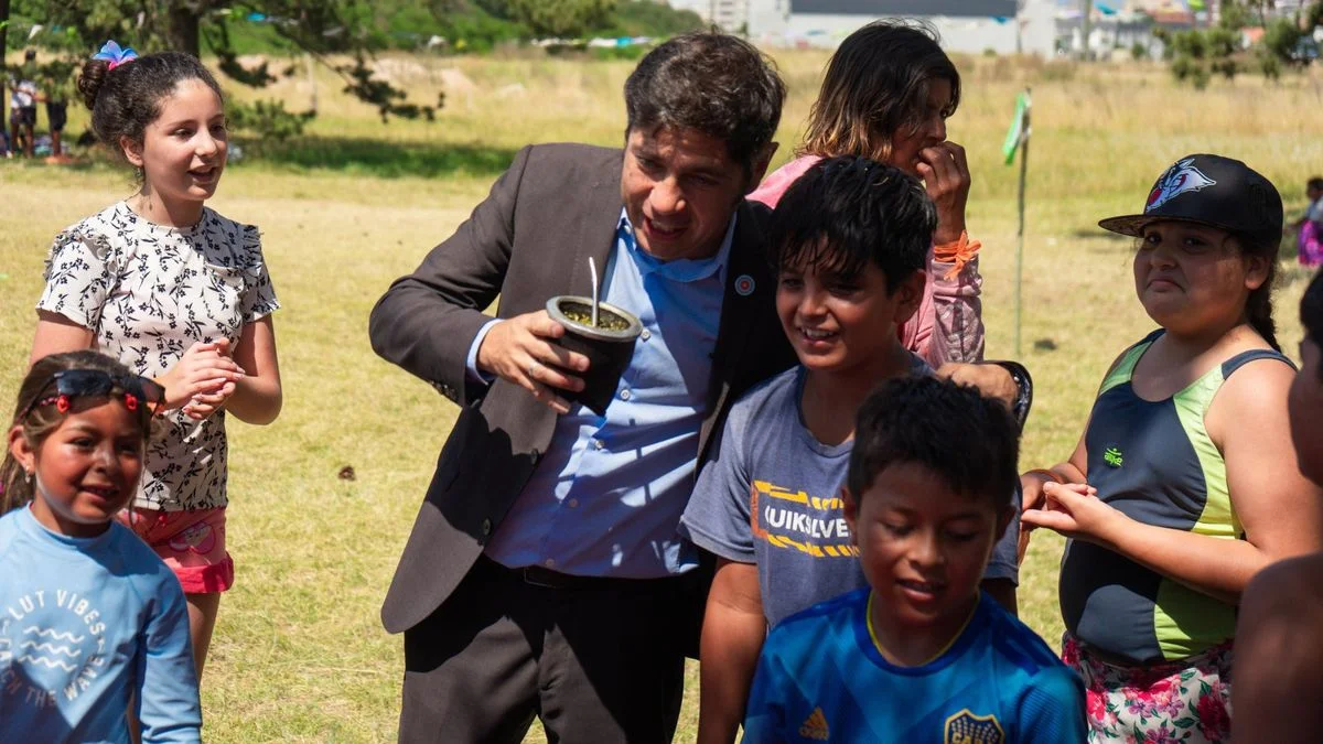 Con palos a Milei, Kicillof reapareció en la costa bonaerense