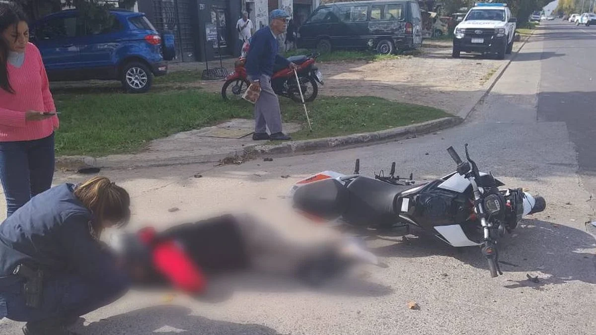 Fuerte choque en San Carlos: un motociclista quedó en terapia intensiva