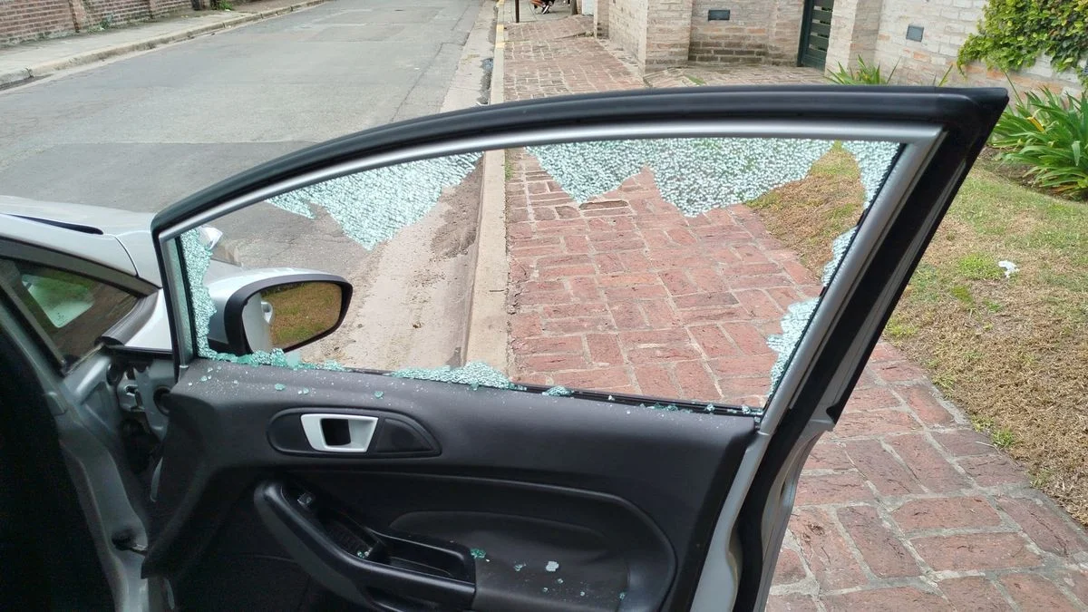 Gonnet: rompieron la ventanilla de un auto para robar una cartera
