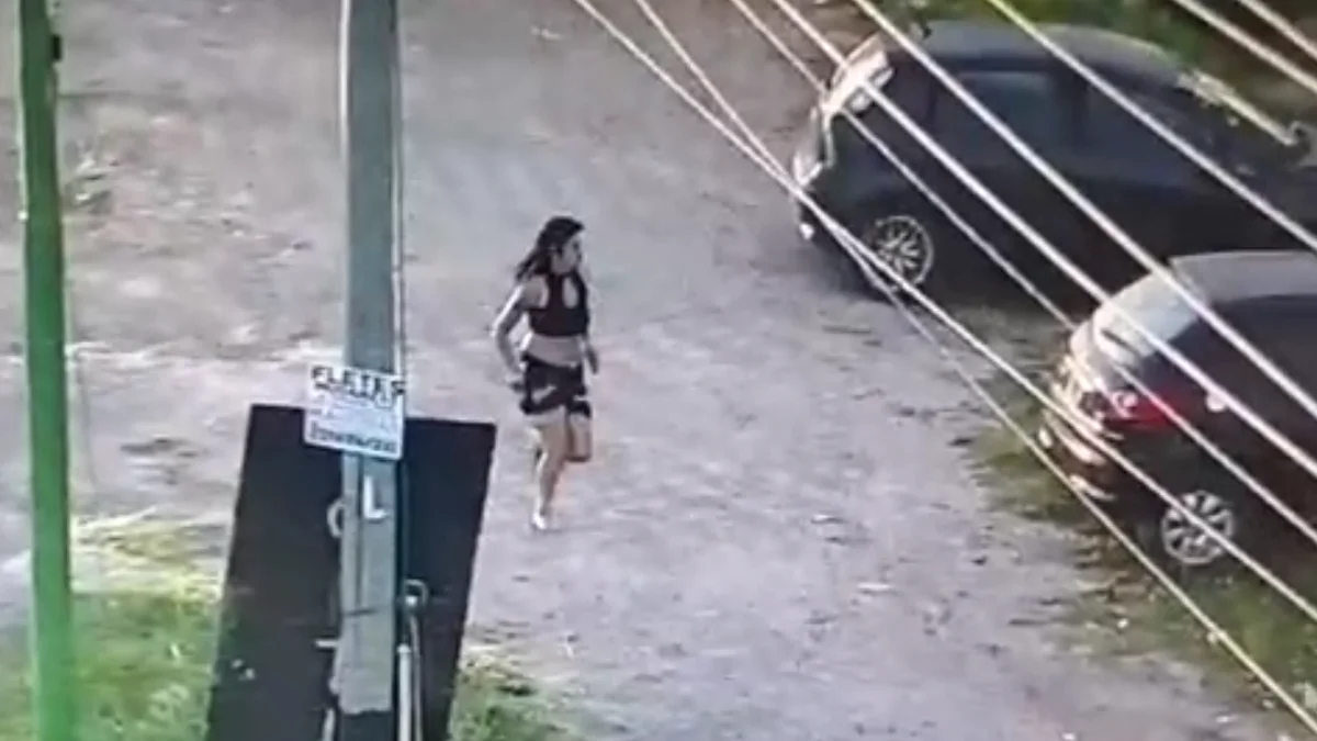Así escapaba la joven que apuñaló a su madre en Ensenada