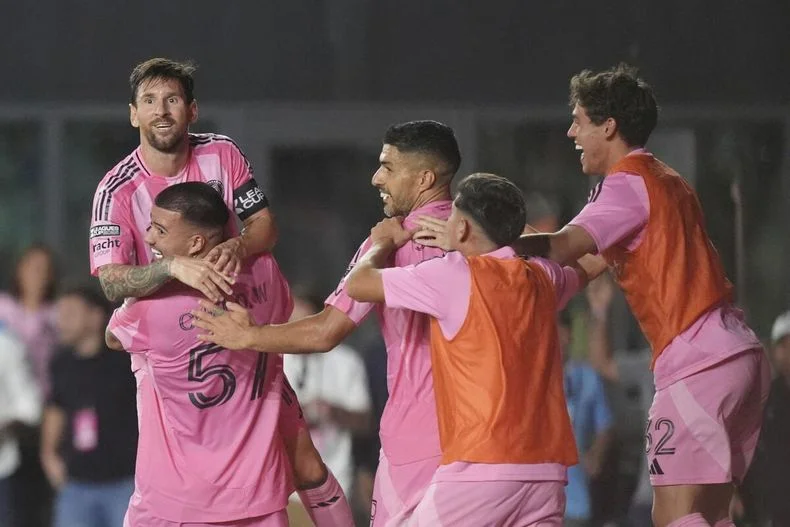 El Chelo Weigandt abraza a Lionel Messi tras el gol del triunfo del Inter Miami