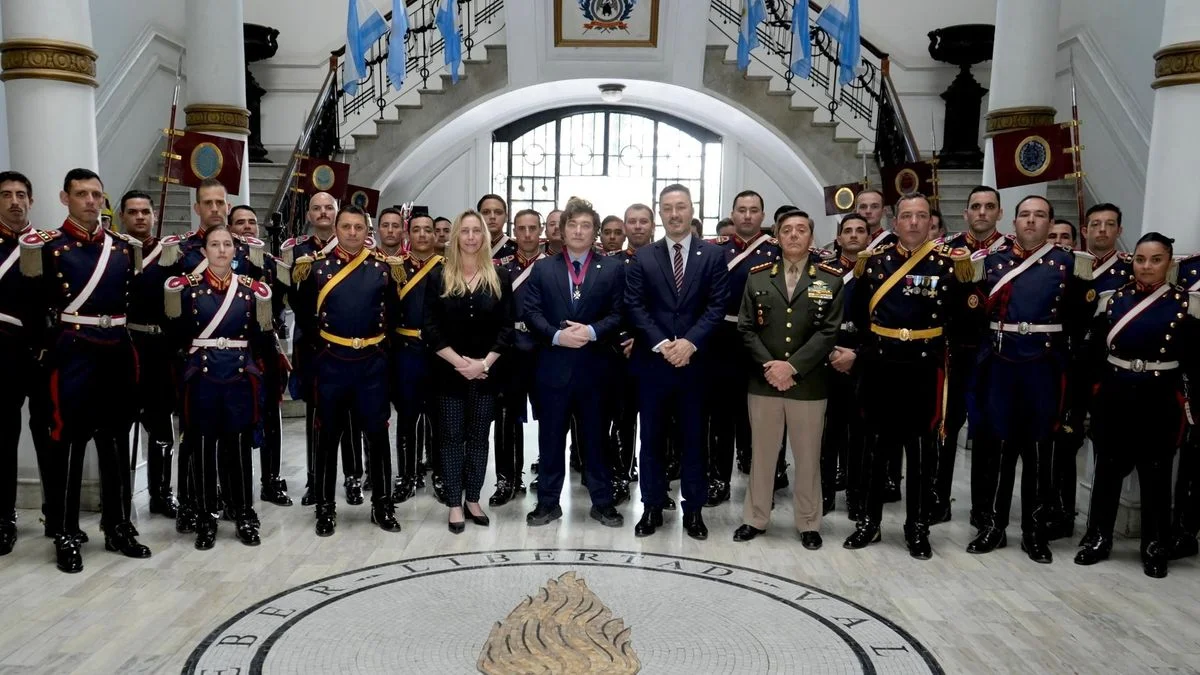 Milei recibió una condecoración del Regimiento de Granaderos a Caballo