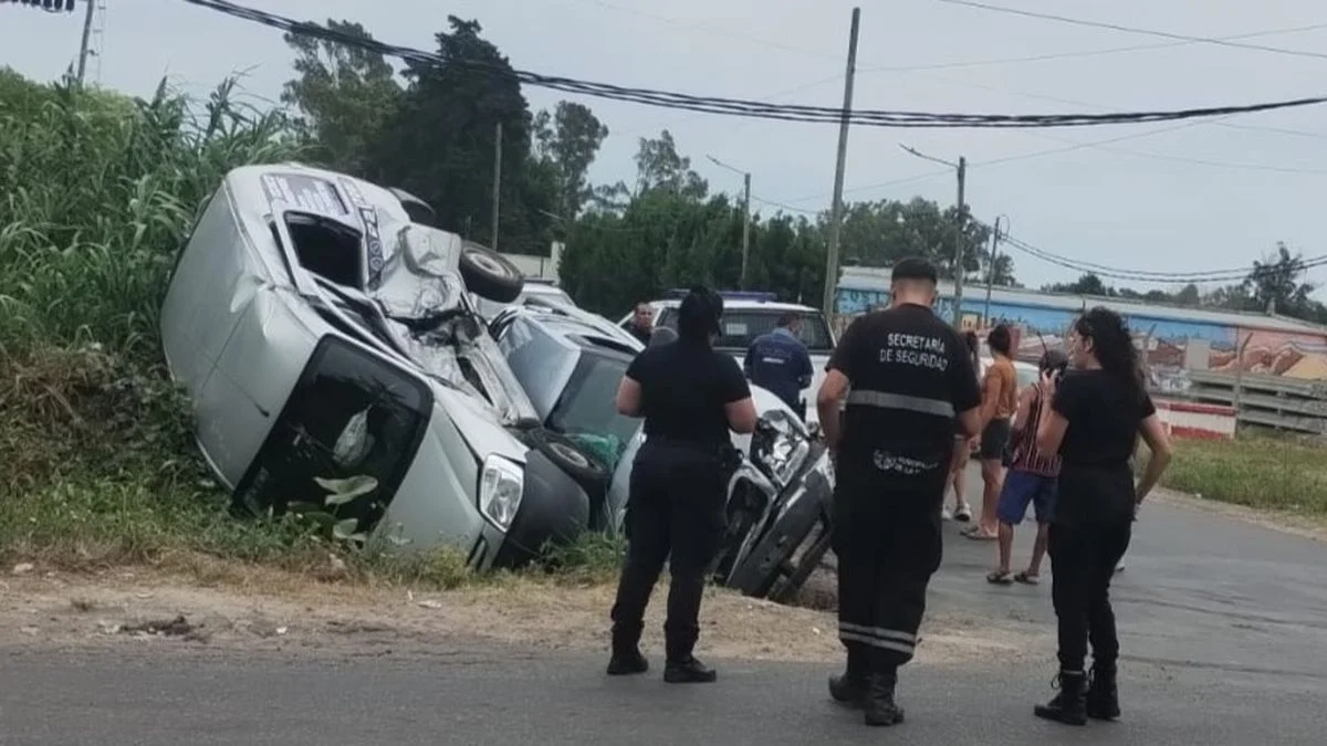 Impresionante choque y vuelco en Los Hornos