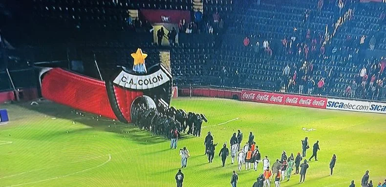 Colón de Santa Fe perdió y el partido se suspendió por incidentes. Crisis total en el equipo de Andrés Yllana