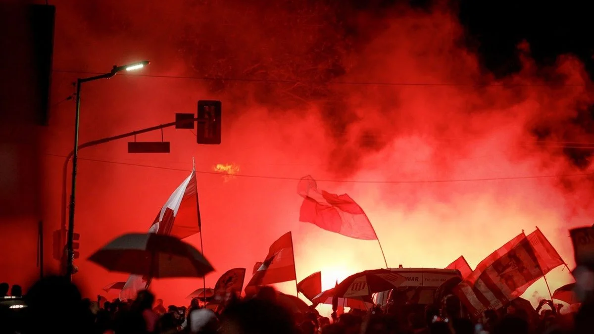 Estudiantes advirtió a sus hinchas, que preparan el banderazo
