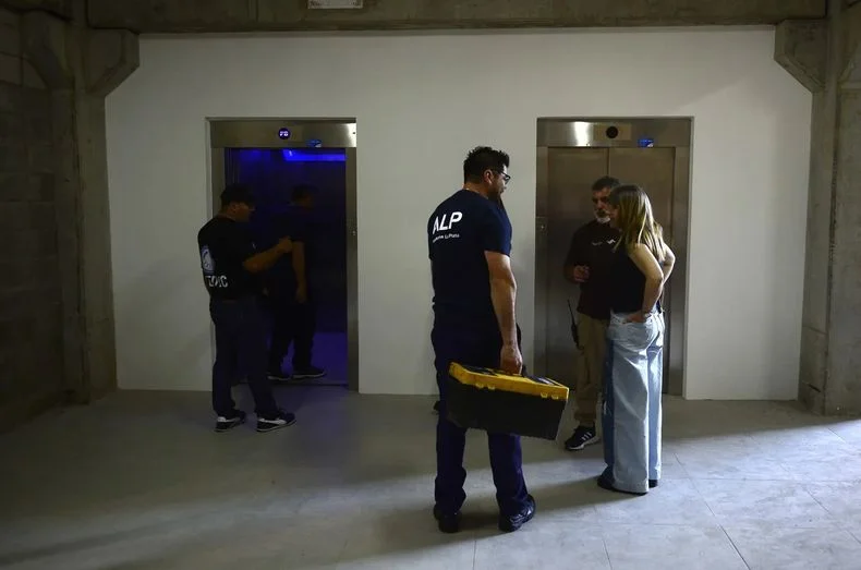 Gimnasia inaugur&oacute; el ascensor de la Platea N&eacute;stor Basile en el Estadio Juan Carmelo Zerillo