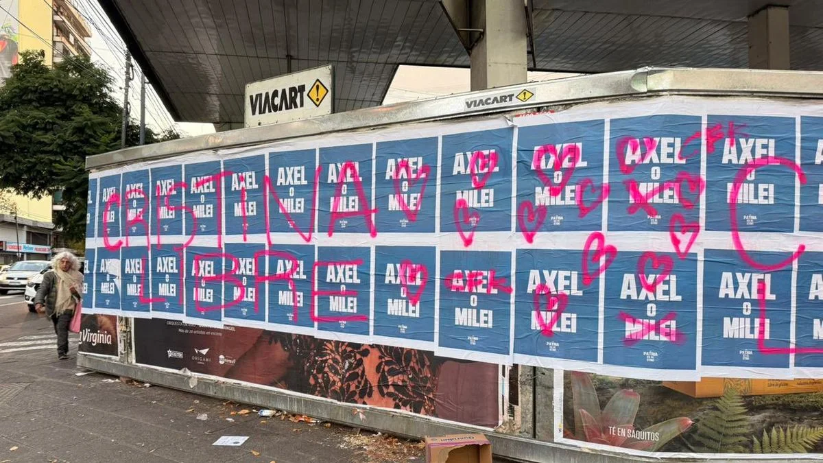 Aparecieron los primeros carteles de Kicillof en CABA y ya se los intervinieron