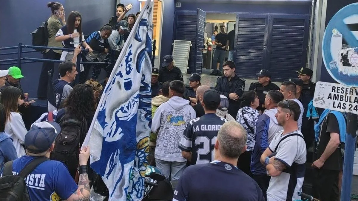 Clima caliente: presencia policial en la sede de Gimnasia
