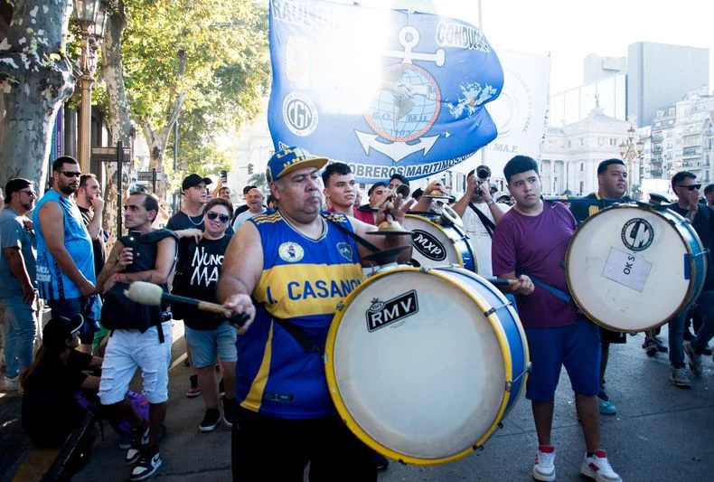 Hinchas y organizaciones sociales presentes en el Congreso