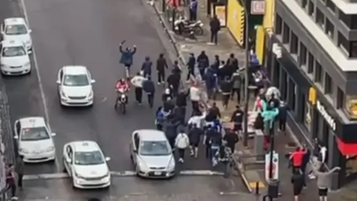 "Fue espantoso": brutal pelea en el centro de La Plata entre hinchas de Estudiantes y Universidad de Chile