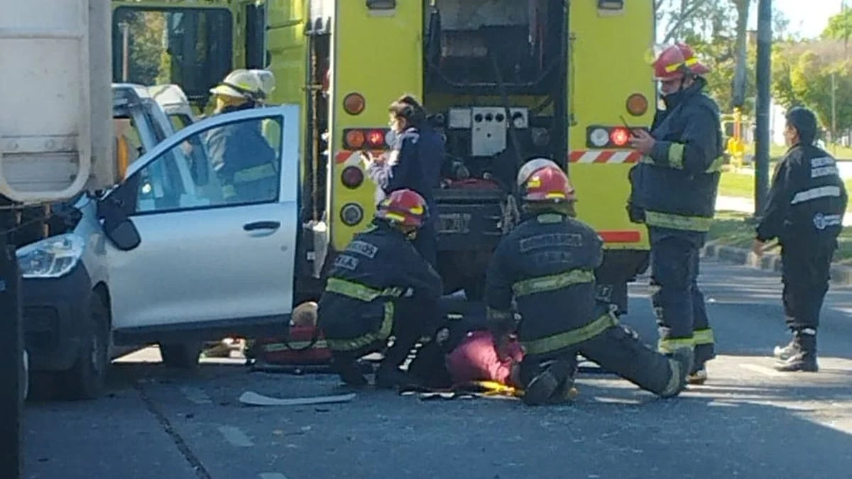 Dramático choque en La Plata: una mujer quedó atrapada tras chocar un camión estacionado
