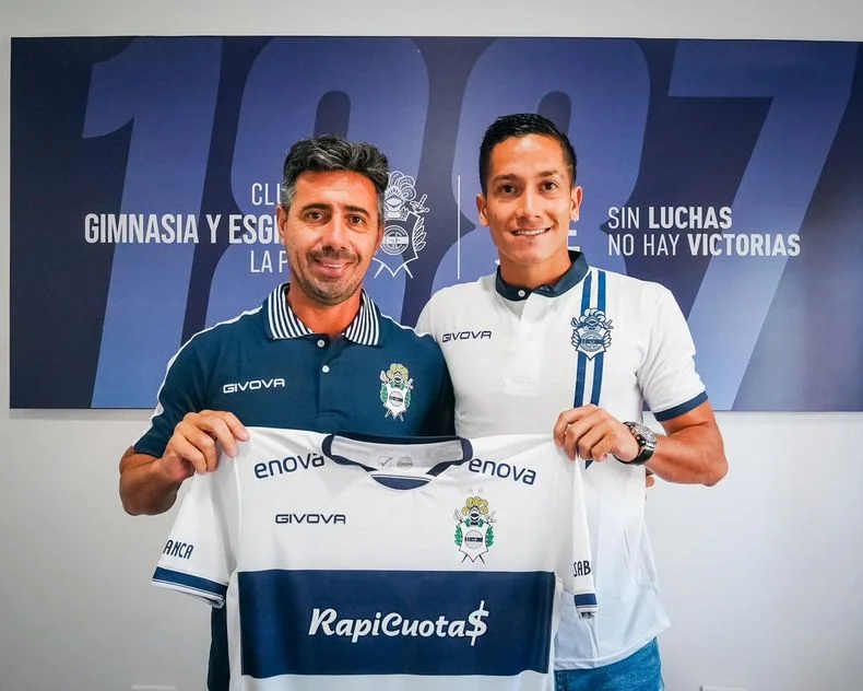 Alejandro Piedrah&iacute;ta junto a Mariano Messera en su presentaci&oacute;n en Gimnasia