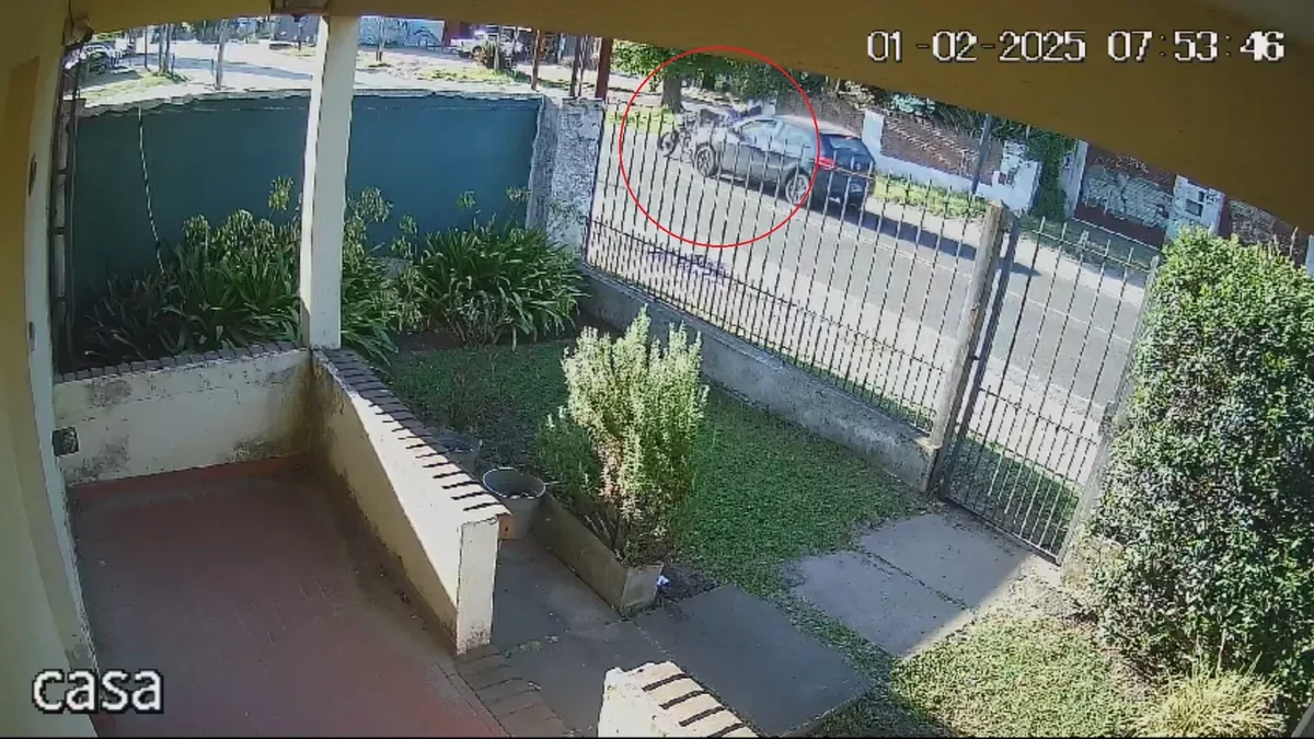 Atropelló a un motociclista en La Plata, convulsionó y escapó