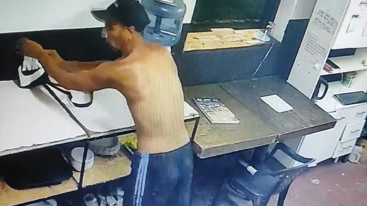 Con el torso desnudo, un ladrón dio el golpe en Berisso