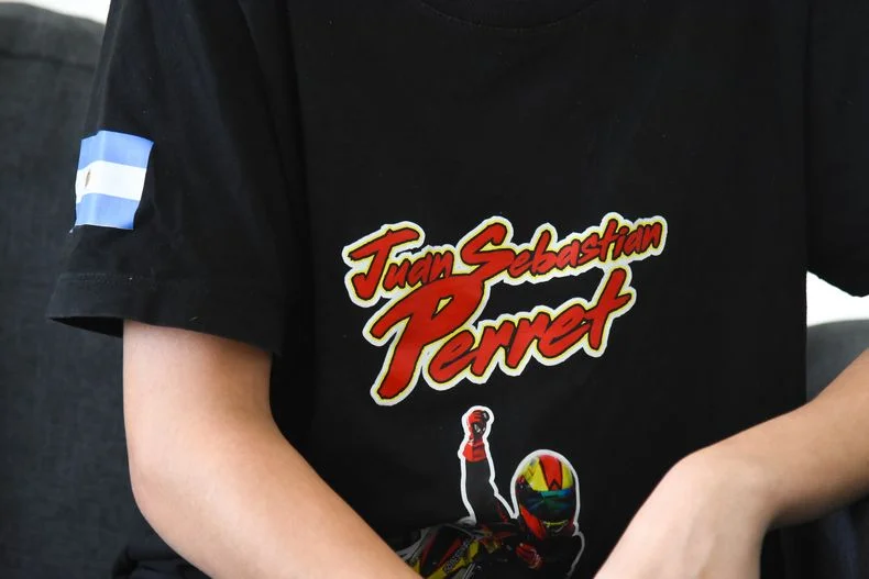 Sebasti&aacute;n Perret tiene hasta su remera, un fen&oacute;meno dentro y fuera de la pista
