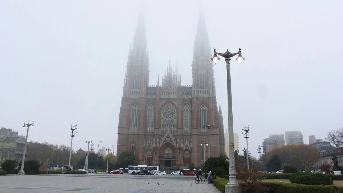 ¿La Plata o Londres?: la ciudad amaneció cubierta por la niebla