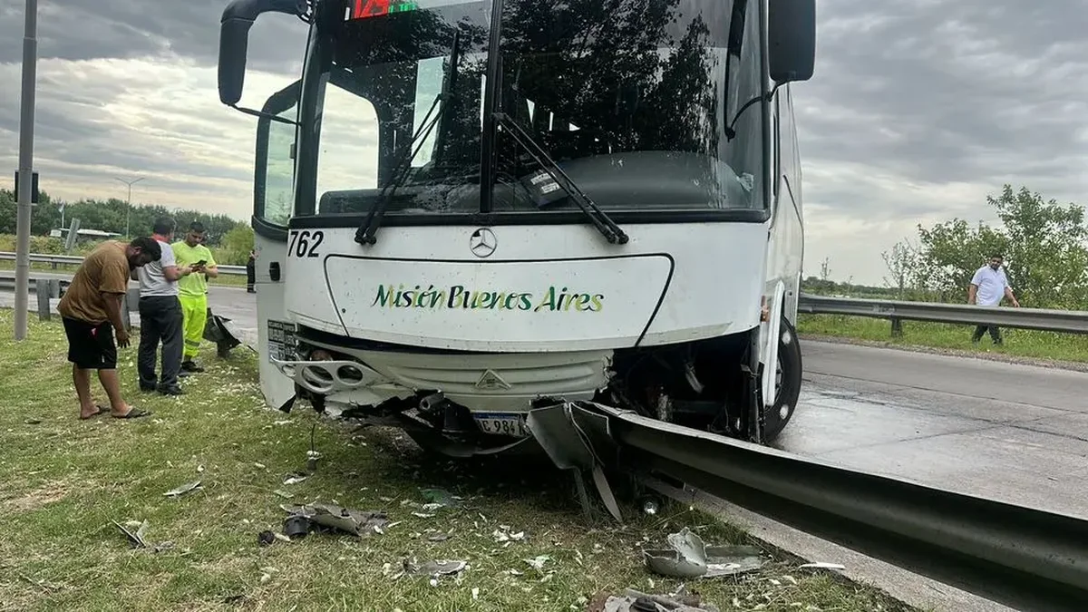 Un micro despistó en la subida a la Autopista Buenos Aires - La Plata