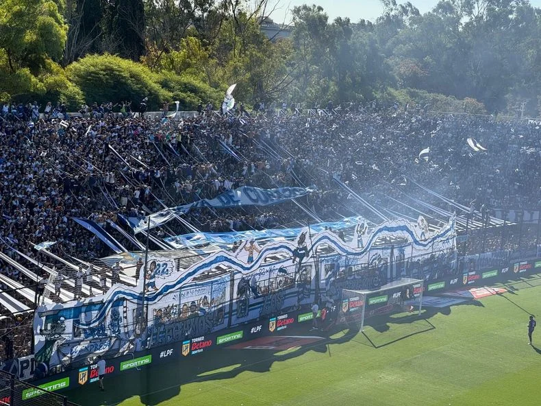 El recibimiento de la hinchada de Gimnasia estuvo a la altura