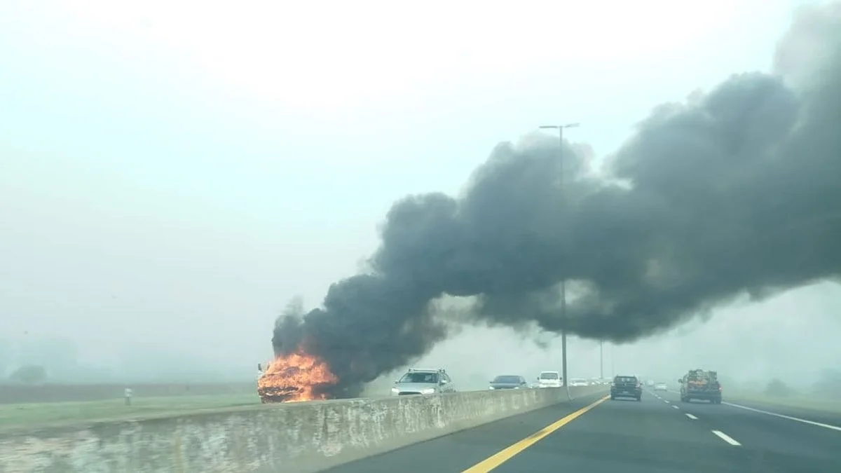 Demoras y tensión en la Autopista Buenos Aires - La Plata por un incendio