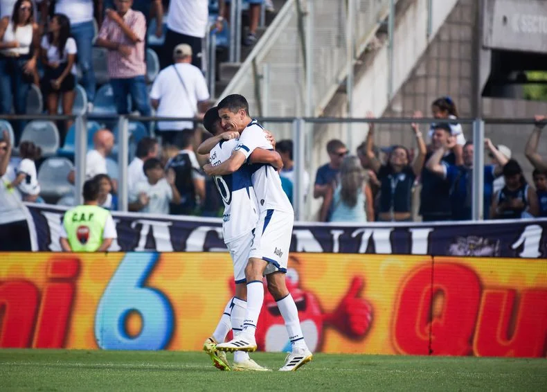 Ignacio Fern&aacute;ndez celebra junto a Nicol&aacute;s Barros Schelotto su primer gol en su regreso a Gimnasia