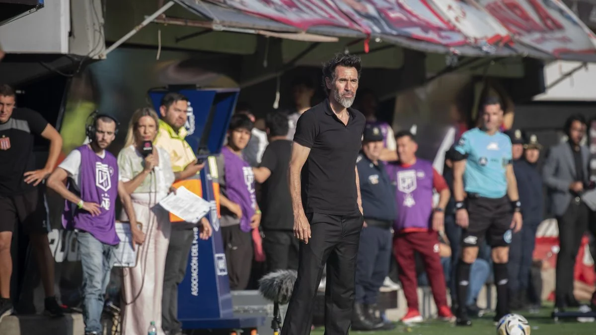 Eduardo Domínguez, lapidario con un futbolista en conferencia