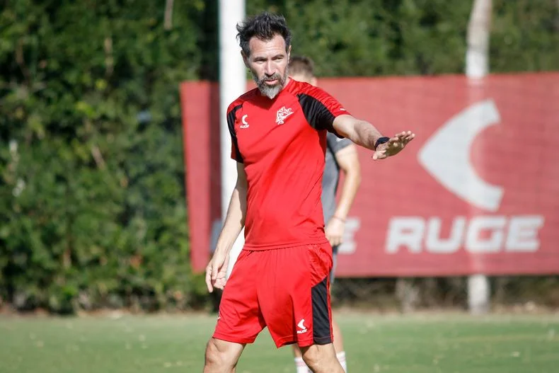Eduardo Dom&iacute;nguez en su primera pr&aacute;ctica con Estudiantes