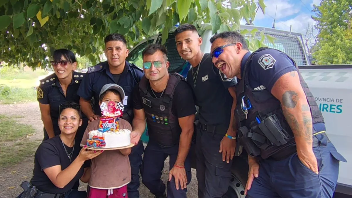 Policías le celebraron el cumpleaños a un niño en La Plata