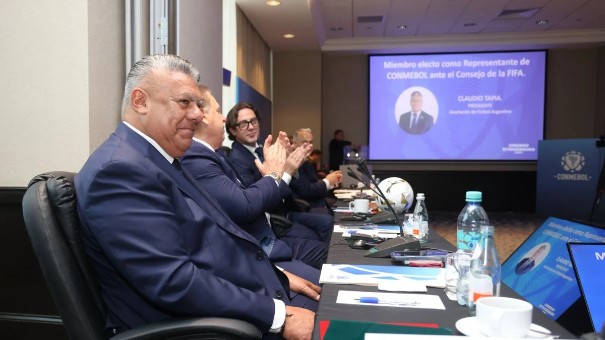 En plena guerra con Estudiantes, Conmebol respaldó a Chiqui Tapia