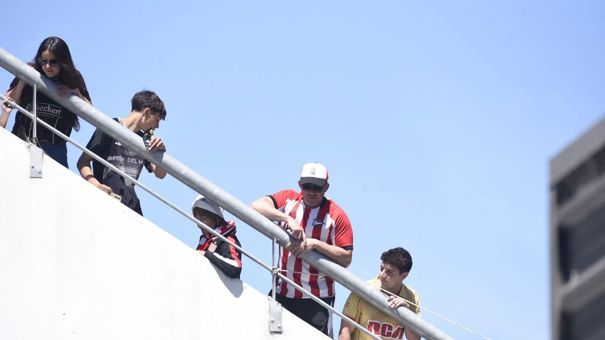 Mariano Cowen y su dirigencia fueron aplaudidos por los hinchas de Estudiantes