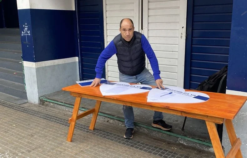 Sebasti&aacute;n Gubia juntando firmas en la Sede de Gimnasia