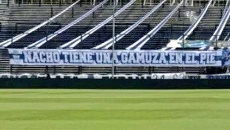 La bandera en alusi&oacute;n a Nacho Fern&aacute;ndez, con la frase de Diego Armando Maradona
