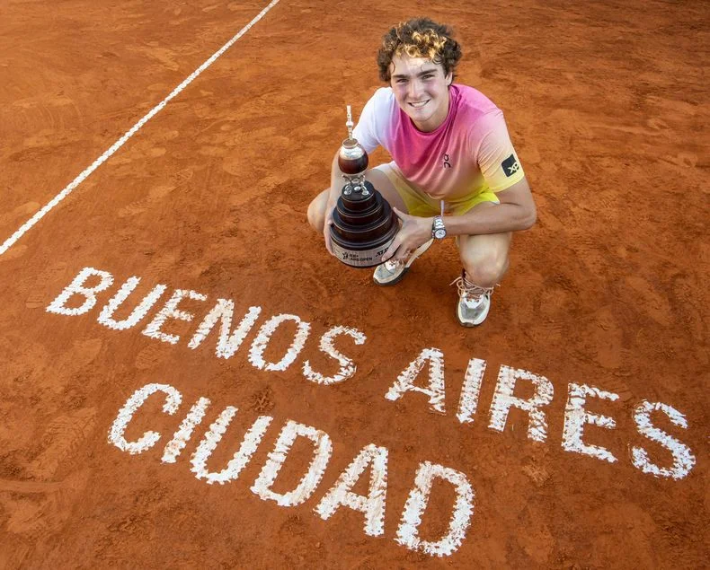 Jo&atilde;o Fonseca con su primer trofeo a nivel ATP