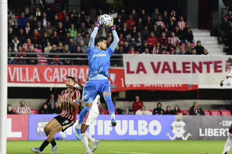 Agustín Rossi en el medio de la criticas debido a dos errores en partidos consecutivos