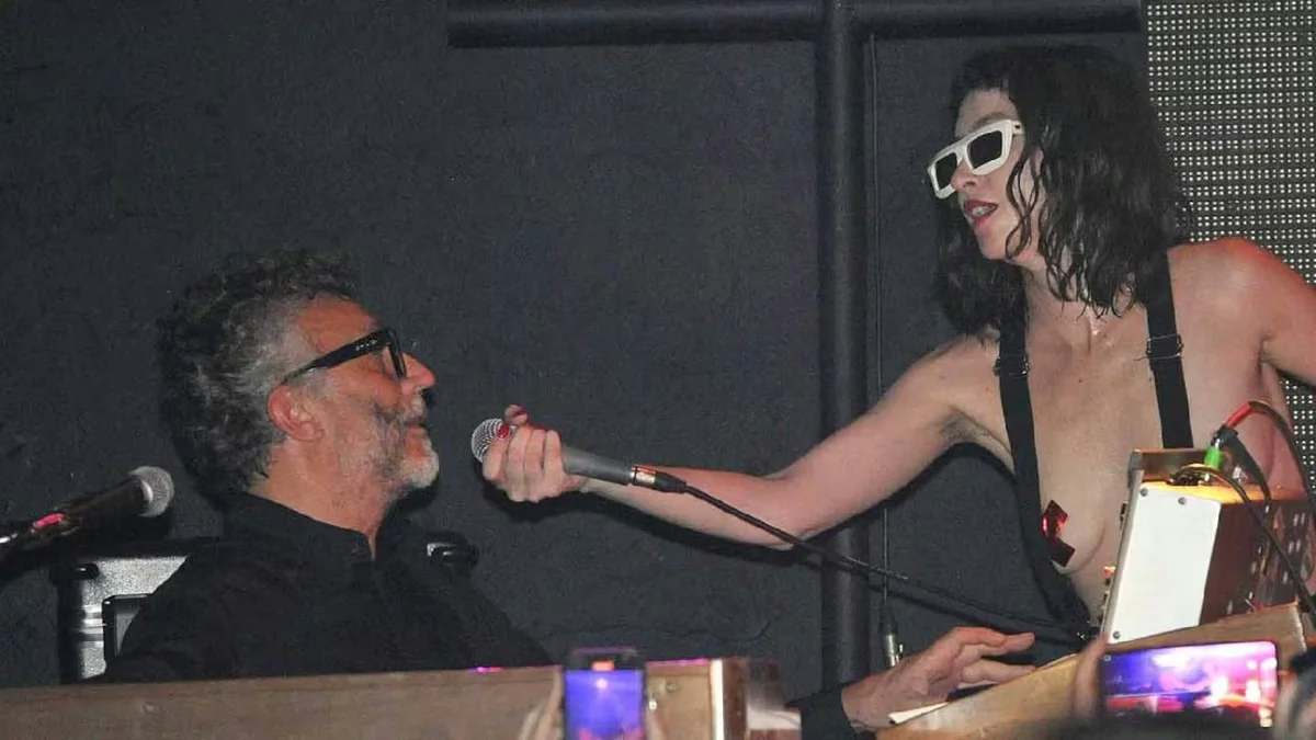El romántico gesto de Fito Páez con Sofía Gala en pleno show
