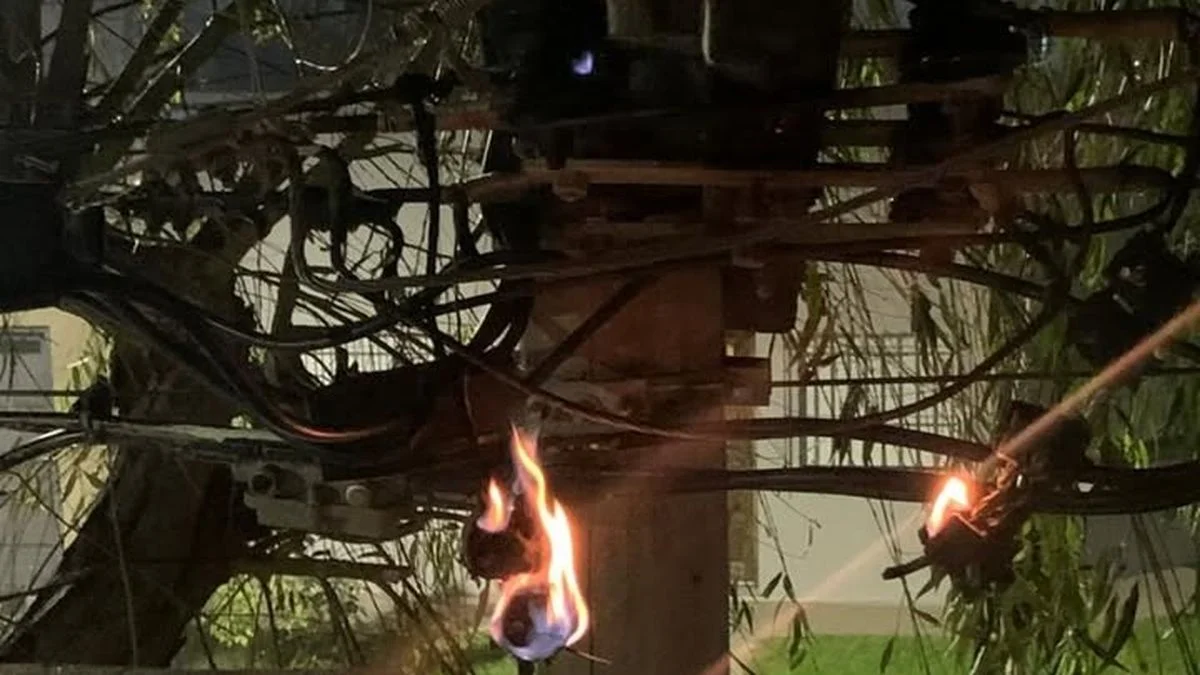 Un poste de luz se prendió fuego en Ringuelet y dejó sin electricidad a los vecinos
