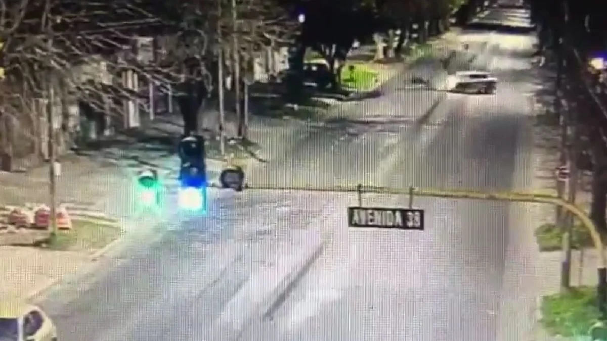 Impactante choque en La Plata: un motociclista voló por el aire tras impactar contra un taxi