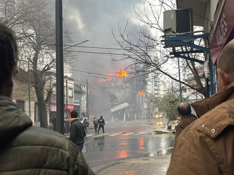 Se derrumbó el depósito del centro de La Plata que se incendió en diagonal 77 y calle 48