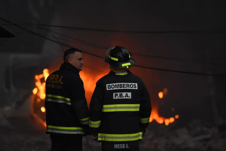 La impactantes imágenes del depósito que se incendió en el centro de La Plata