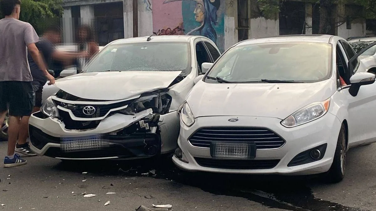 Dos autos chocaron y generaron pánico y demoras en La Plata