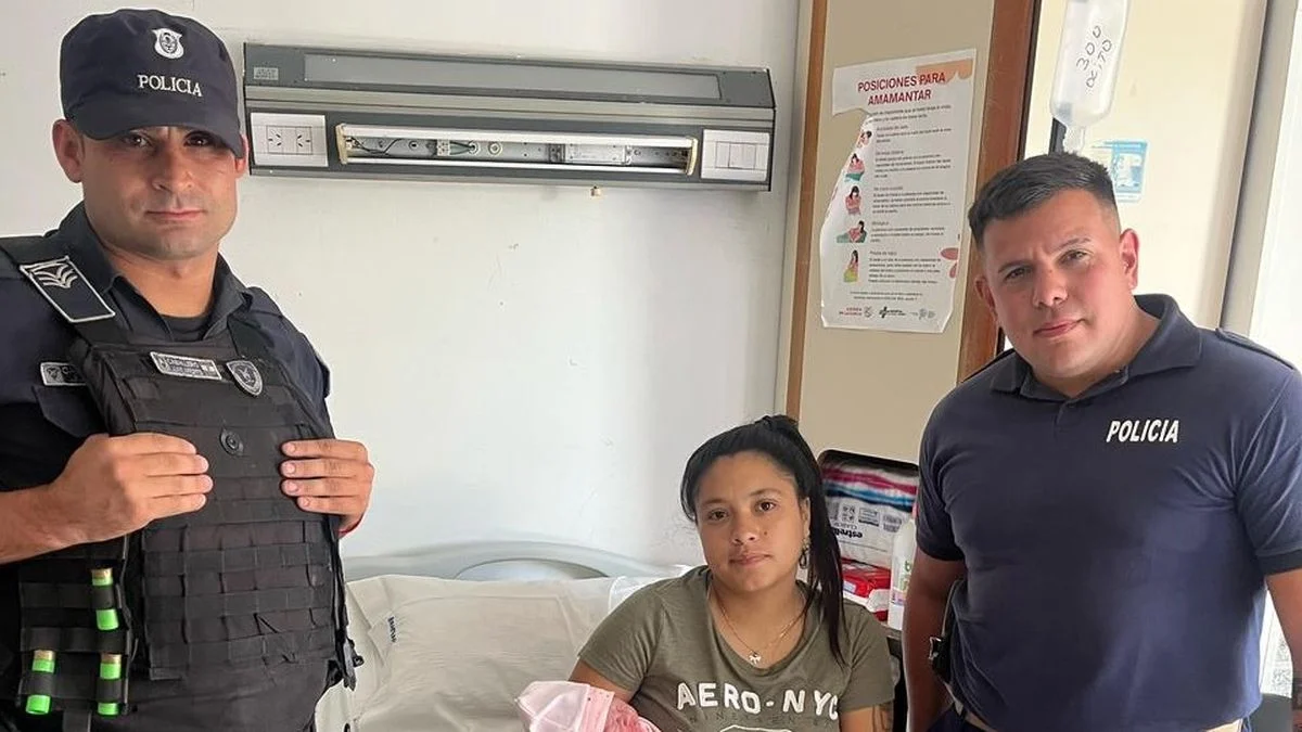 Policías héroes de La Plata asistieron a una mujer embarazada y la ayudaron a dar a luz
