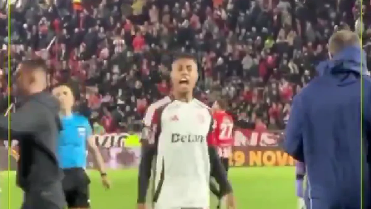 El obsceno gesto de una de las figuras de Flamengo contra los hinchas de Estudiantes