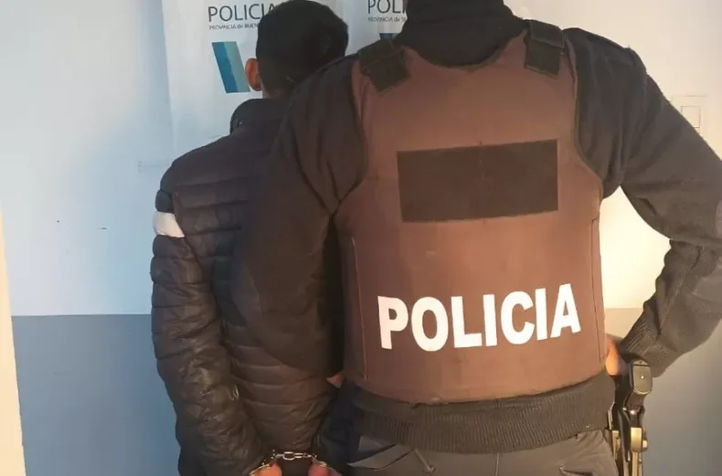 El delincuente fue atrapado a metros del comercio ubicado en Berisso