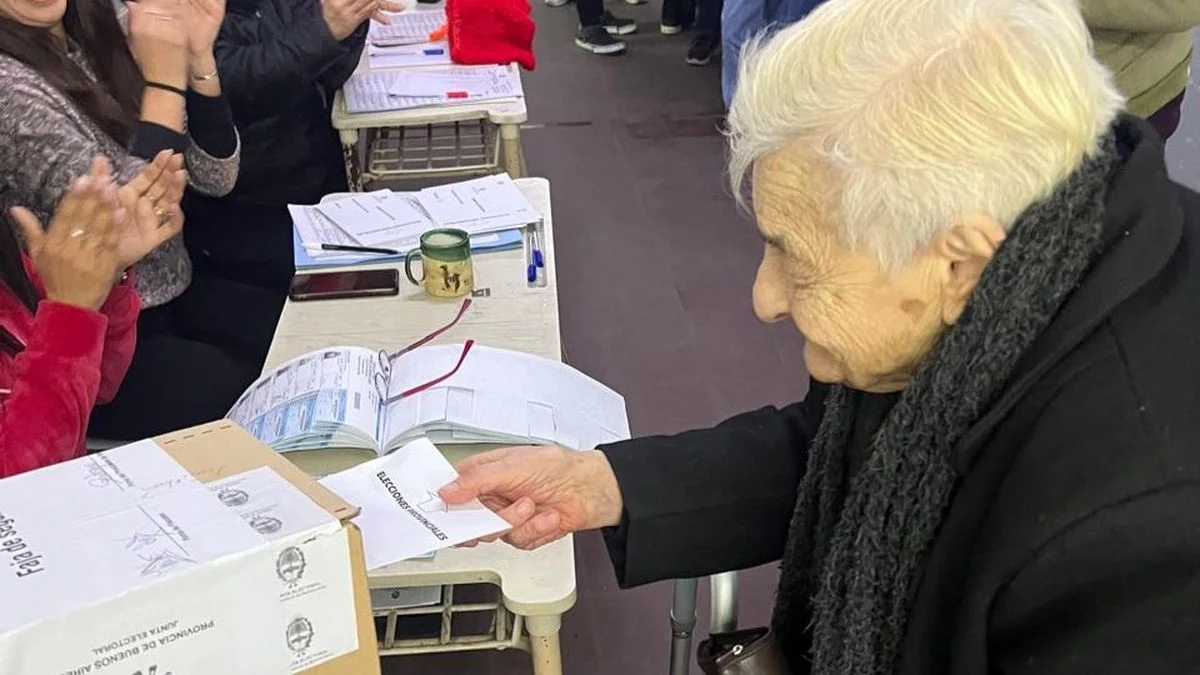 Una señora de 100 años de edad fue a votar en La Plata