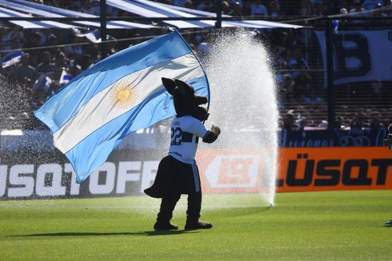 El Lobo de cara a la hincha de Gimnasia, en medio del recibimiento