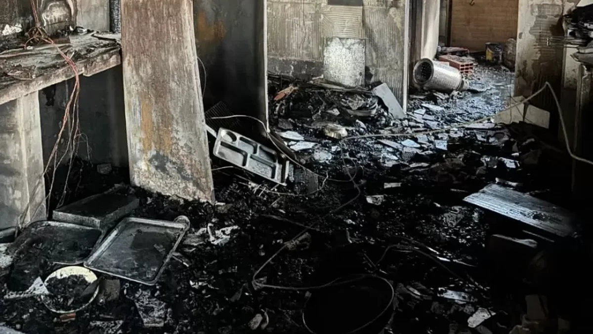 Un gran incendio destruyó una vivienda en Berisso
