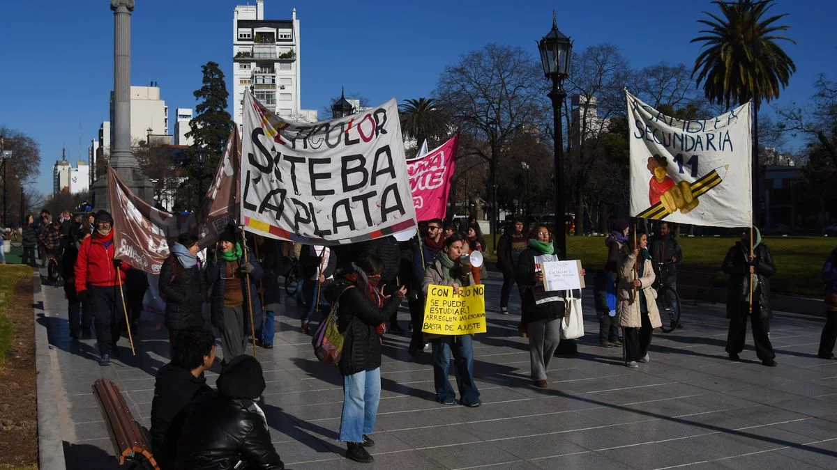 Trabajadores de la educación marcharon en La Plata por mejores condiciones de trabajo