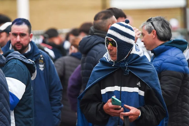 El fr&iacute;o no detuvo a los hinchas de Gimnasia que desde temprano se acercaron al Bosque