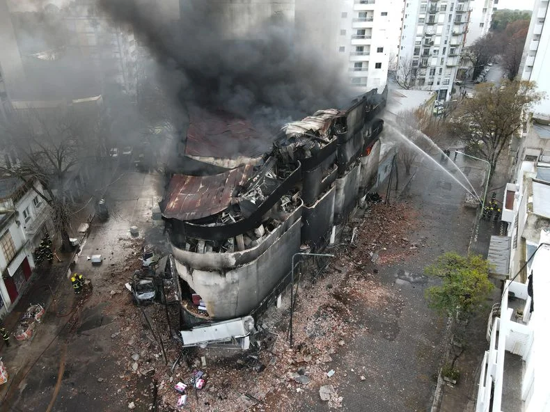 Las fotos del voraz incendio en el centro de La Plata